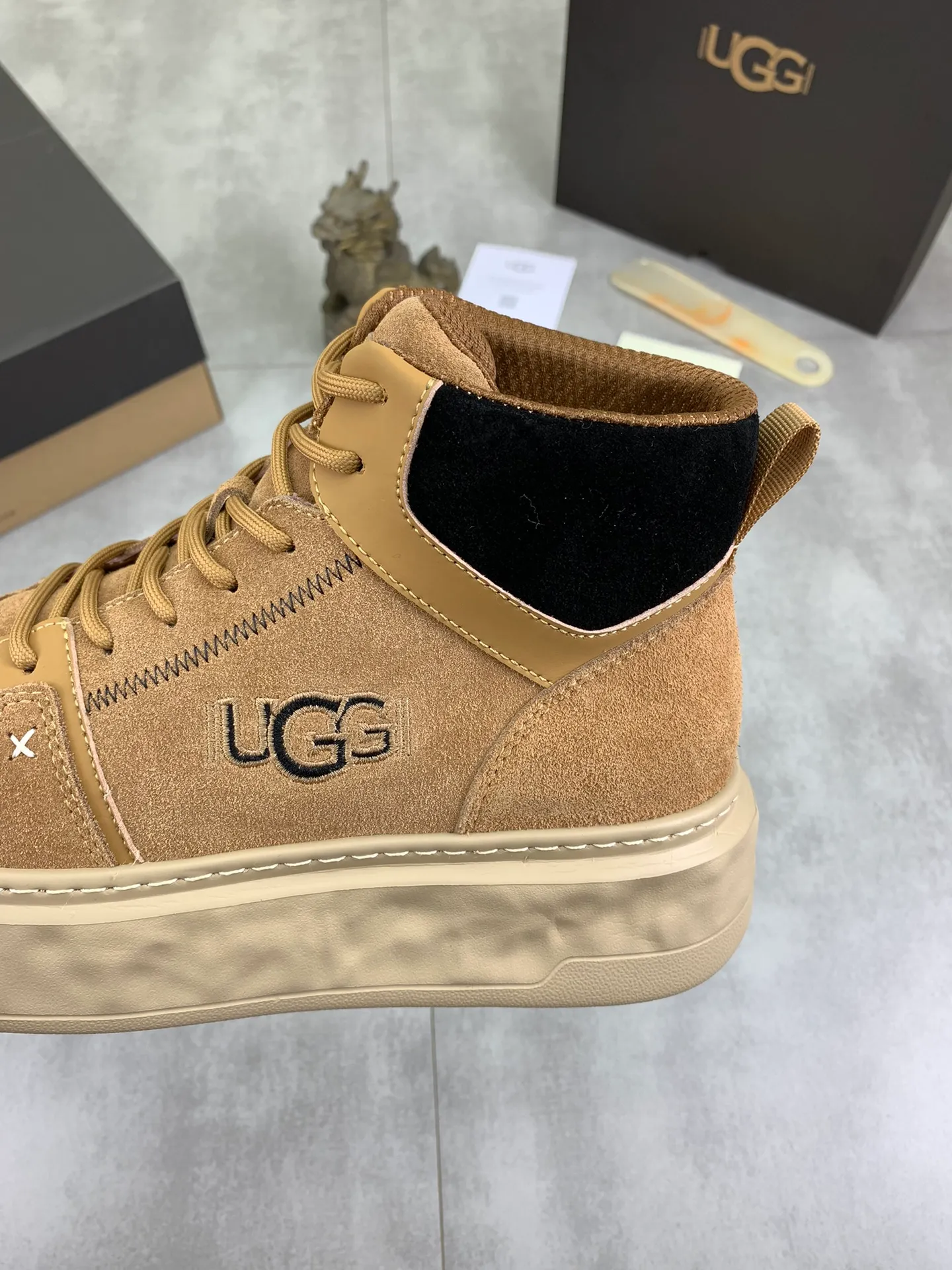 Men's shoes 💰P640 [New style] 💰 🆘 "Real wool" [UGG] 👉The popular men's shoes are synchronized with the official website 🔰The quality of the genuine products [satisfied] is not comparable to the imitations in the general market 🌀The upper is imported Italian frosted cowhide, and the lining is: foot pad 🅰️ grade 🐑Real wool👻Only Grade A can show the effect The hand feels smooth and delicate 🔱The shoe shape is grand, only genuine manufacturers can achieve it 🎄The perfect toughness of the original outsole 👻⬛️ can allow customers to bid farewell to one-time consumption. Real wool lining, super warm. Available in brown or gray. Number of yards: 39-44